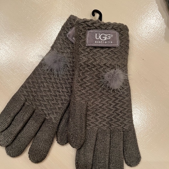 UGG Winter Grey sweater weather pom pom hat & infinity scarf set - Picture 3 of 8